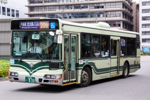 京都市バス 日野ブルーリボンシティノンステップ KL-HU2PMEE 933号車 206系統 京都駅前バスターミナルにて