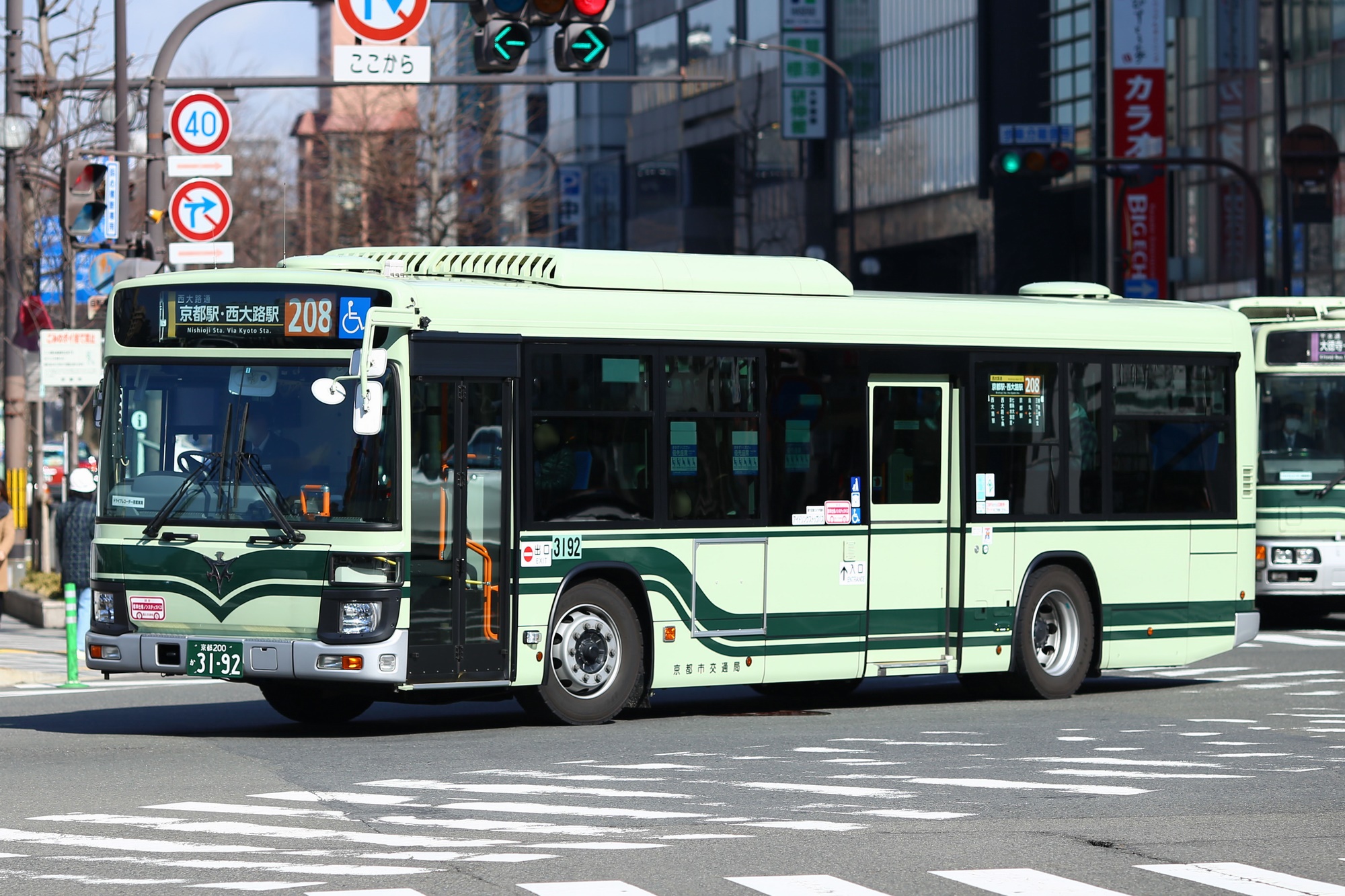 京都市バス いすゞ2代目エルガ QDG-LV290N1 3192号車 208系統 京都駅前にて