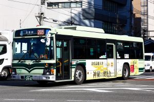 京都市バス いすゞQKG-LV234N3 2847号車 205系統 河原町五条にて
