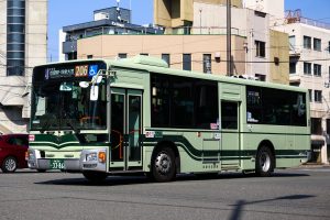 京都市バス 三菱ふそうエアロスター QKG-MP38FK 3386号車 206系統 七条河原町にて