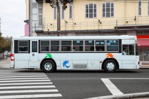 鹿児島交通 いすゞキュービック(KC-LV380L･鹿児島200 か 1028･元国際興業)の非公式側側面写真。2022年1月撮影。