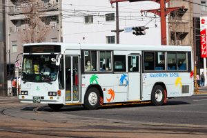 鹿児島交通 いすゞキュービック ツーステップ(KC-LV380L･鹿児島200 か 1540･元神奈川中央交通)の公式側型式写真。2022年1月撮影。