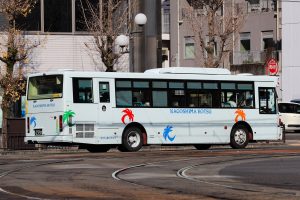 鹿児島交通 西工96MC(ADG-RA273MAN･鹿児島200 か 2397)の非公式側後ろ寄りの写真。2025年1月撮影。