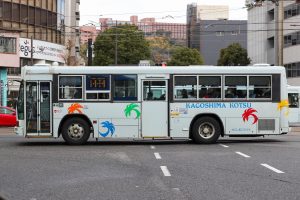 鹿児島交通 いすゞキュービック(KC-LV380L･鹿児島200 か 995･元国際興業)の公式側面写真。2025年1月撮影。