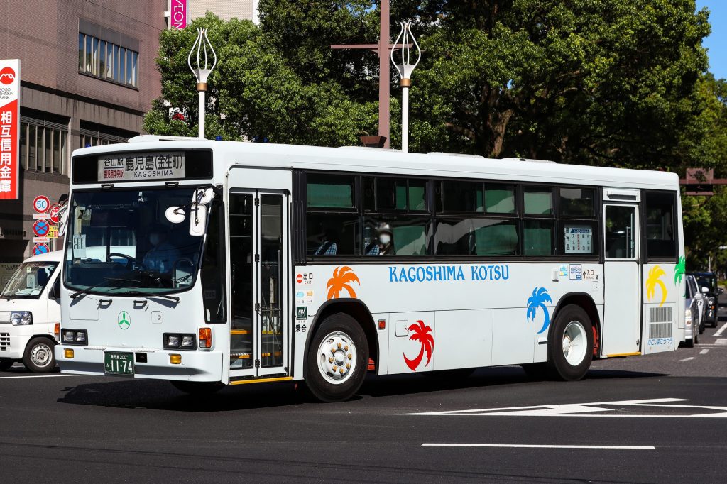 鹿児島交通 いすゞキュービック (KC-LV280L･鹿児島200 か 1174･元山陽バス)の公式側画像。2020年8月撮影。