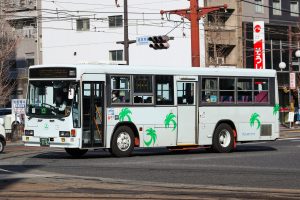 鹿児島交通 キュービック(KC-LV380L･鹿児島200 か 1152 元京浜急行バス)の公式側側面写真。2022年1月撮影。