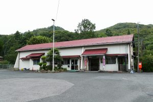 JR美祢線・厚保駅の駅舎外観（山口県美祢市）