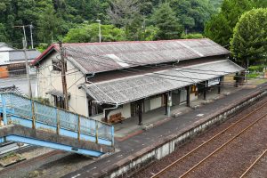 JR美祢線・厚保駅舎のホーム側（山口県美祢市）