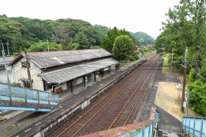 JR美祢線・厚保駅のホーム（山口県美祢市）