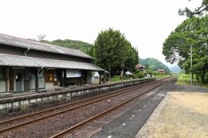 JR美祢線・厚保駅のホーム（山口県美祢市）