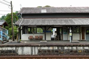 JR美祢線・厚保駅舎のホーム側（山口県美祢市）