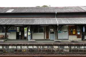JR美祢線・厚保駅舎のホーム側（山口県美祢市）