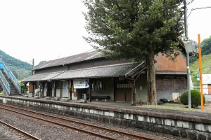 JR美祢線・厚保駅舎のホーム側（山口県美祢市）