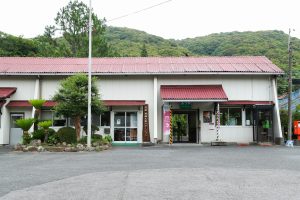 JR美祢線・厚保駅の駅舎外観（山口県美祢市）
