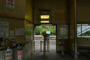 JR美祢線・厚保駅の改札（山口県美祢市）