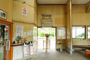 JR美祢線・厚保駅の改札（山口県美祢市）