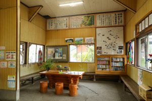 JR美祢線・厚保駅の駅舎内装（山口県美祢市）