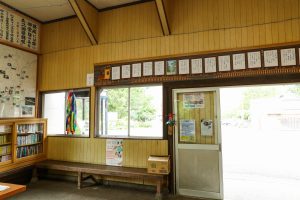 JR美祢線・厚保駅の駅舎内装（山口県美祢市）