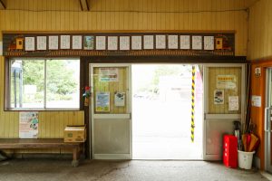 JR美祢線・厚保駅の駅舎内装（山口県美祢市）