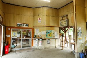 JR美祢線・厚保駅の駅舎内装（山口県美祢市）