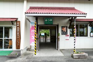 JR美祢線・厚保駅の駅舎入口（山口県美祢市）