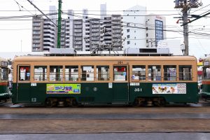 広島電鉄350形 351号車の側面 千田車庫にて ※許可を得て撮影 2015年7月撮影。