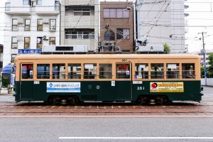 広島電鉄350形 351号車 側面 広電本社前付近にて 2015年8月撮影。