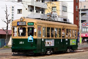 広島電鉄350形 351号車 広電本社前付近にて 2016年3月撮影。