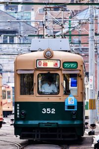 広島電鉄350形 352号車を正面から 千田車庫（広電本社前）付近にて 2015年8月撮影。
