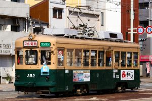 広島電鉄350形 352号車 0号系統広電前行き 広電本社前付近にて2016年3月撮影。