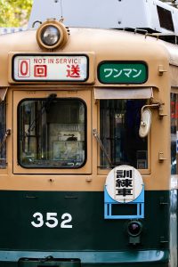 広島電鉄350形 352号車の訓練車看板 市役所前付近にて 2016年3月撮影。
