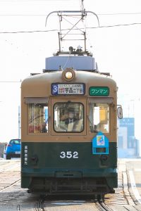 広島電鉄350形 352号車 3号系統西広島行き(幕回し後) 西広島付近にて2021年1月撮影。