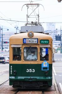 広島電鉄350形 353号車 3号系統西広島行き 広電本社前付近にて 2015年7月撮影。