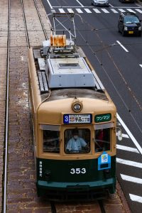 広島電鉄350形 353号車 3号系統宇品二丁目行き 2015年7月撮影。