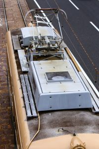 広島電鉄350形 353号車の屋根（CU-77側） 2015年7月撮影。