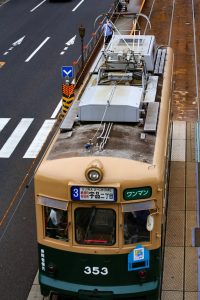 広島電鉄350形 353号車の屋根（SIV側） 2015年7月撮影。