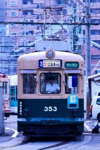 広島電鉄350形 353号車 3号系統広島港行きを正面から 広電本社前付近にて 2015年8月撮影。