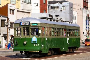 広島電鉄570形 582号車 3号系統広島港行き 広電本社前付近にて 2016年3月撮影。