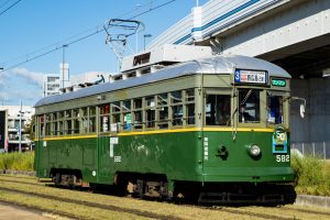 広島電鉄570形 582号車 3号系統西広島行き 元宇品口付近にて 2021年10月撮影。