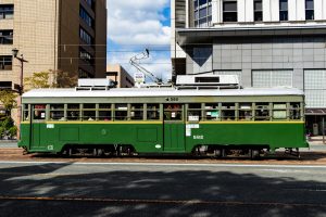 広島電鉄570形 582号車 3号系統広島港行き 市役所前付近にて 2021年10月撮影。