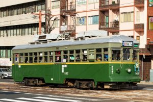 広島電鉄570形 582号車 3号系統宇品二丁目行き 本川町付近にて 2021年12月撮影。