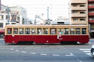 広島電鉄600形 602号車 8号系統 横川駅行きを側面から 土橋付近にて 2021年1月撮影。