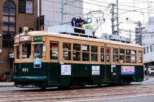 広島電鉄650形 651号車 千田車庫付近にて 2015年8月撮影。