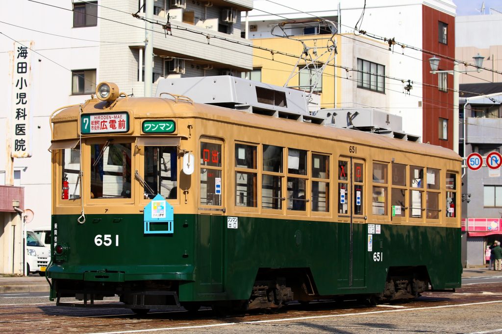 広島電鉄650形 651号車 7号系統広電前行き 千田車庫付近にて 2016年3月撮影。