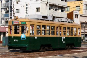 広島電鉄650形 651号車 7号系統広電前行き 千田車庫付近にて 2016年3月撮影。