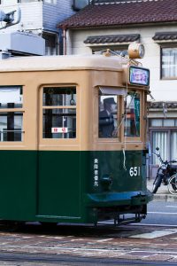 広島電鉄650形 651号車 前面を横から 千田車庫付近にて 2016年3月撮影。