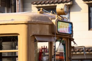 広島電鉄650形 651号車 前面上部を横から 千田車庫付近にて 2016年3月撮影。