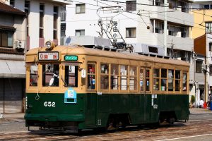 広島電鉄650形 652号車 千田車庫付近にて 2016年3月撮影。
