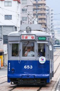 広島電鉄650形 653号車 貸切列車を正面より 小網町付近にて 2015年7月撮影。