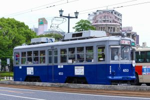広島電鉄650形 653号車 貸切運行 原爆ドーム前付近にて 2015年7月撮影。